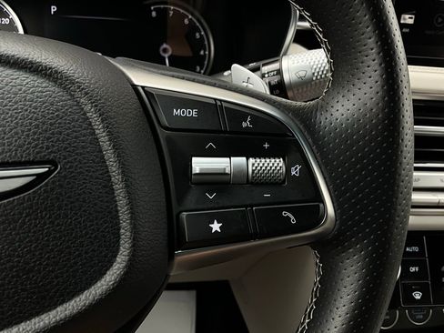 Used 2025 Genesis G70 2.5T image 37