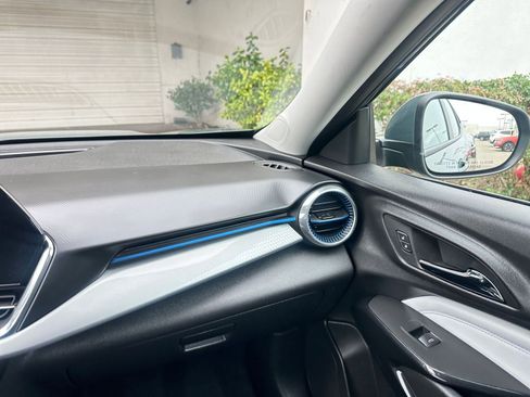 Used 2025 Chevrolet Trax LT image 35