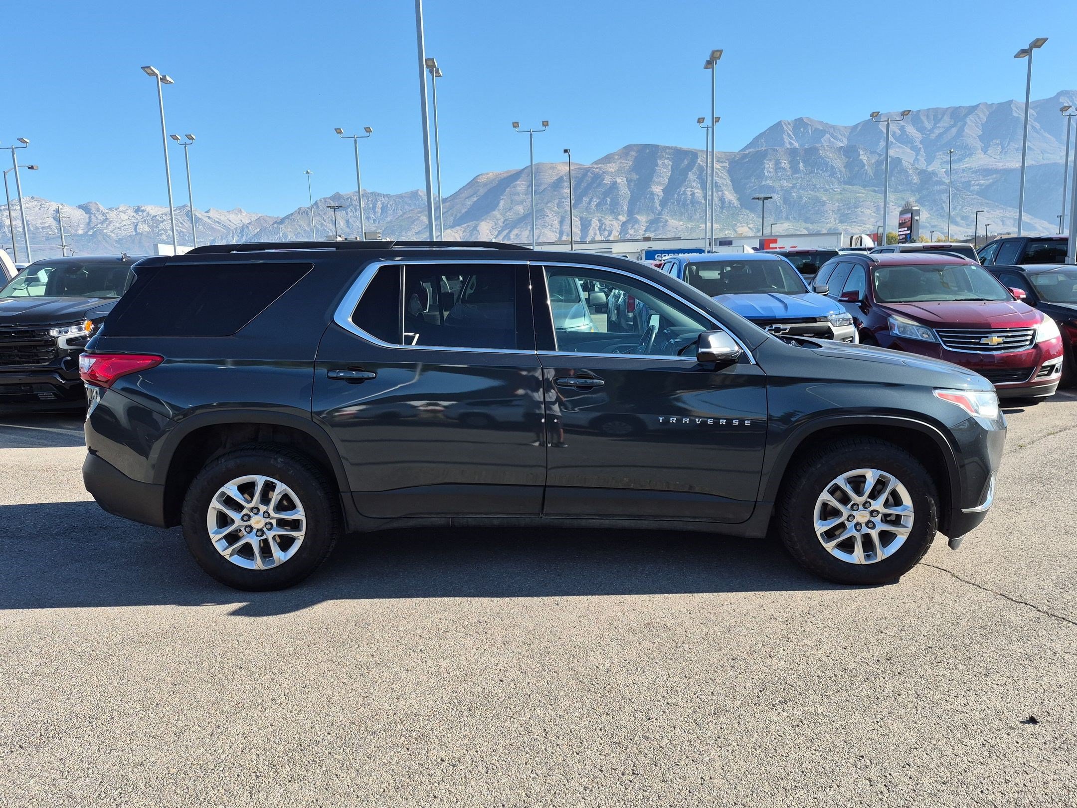 Used 2019 Chevrolet Traverse LT w/ LPO, Black Accent Package AWD/4WD image 2