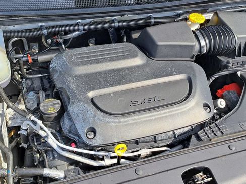 Used 2024 Chrysler Pacifica Touring-L FWD image 16