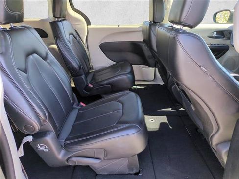 Used 2023 Chrysler Pacifica Touring-L FWD image 19