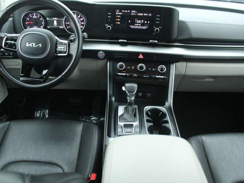 Used 2024 Kia Carnival LX image 13