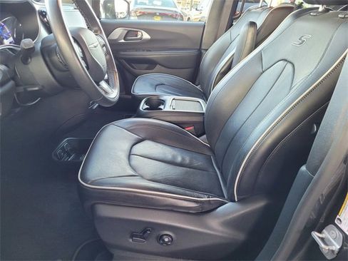 Certified 2020 Chrysler Pacifica Limited w/ Advanced Safetytec Group image 15