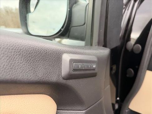 Used 2018 Nissan Titan SV w/ SV Convenience Package image 12