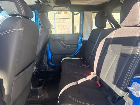 Used 2015 Jeep Wrangler Unlimited Sahara image 29