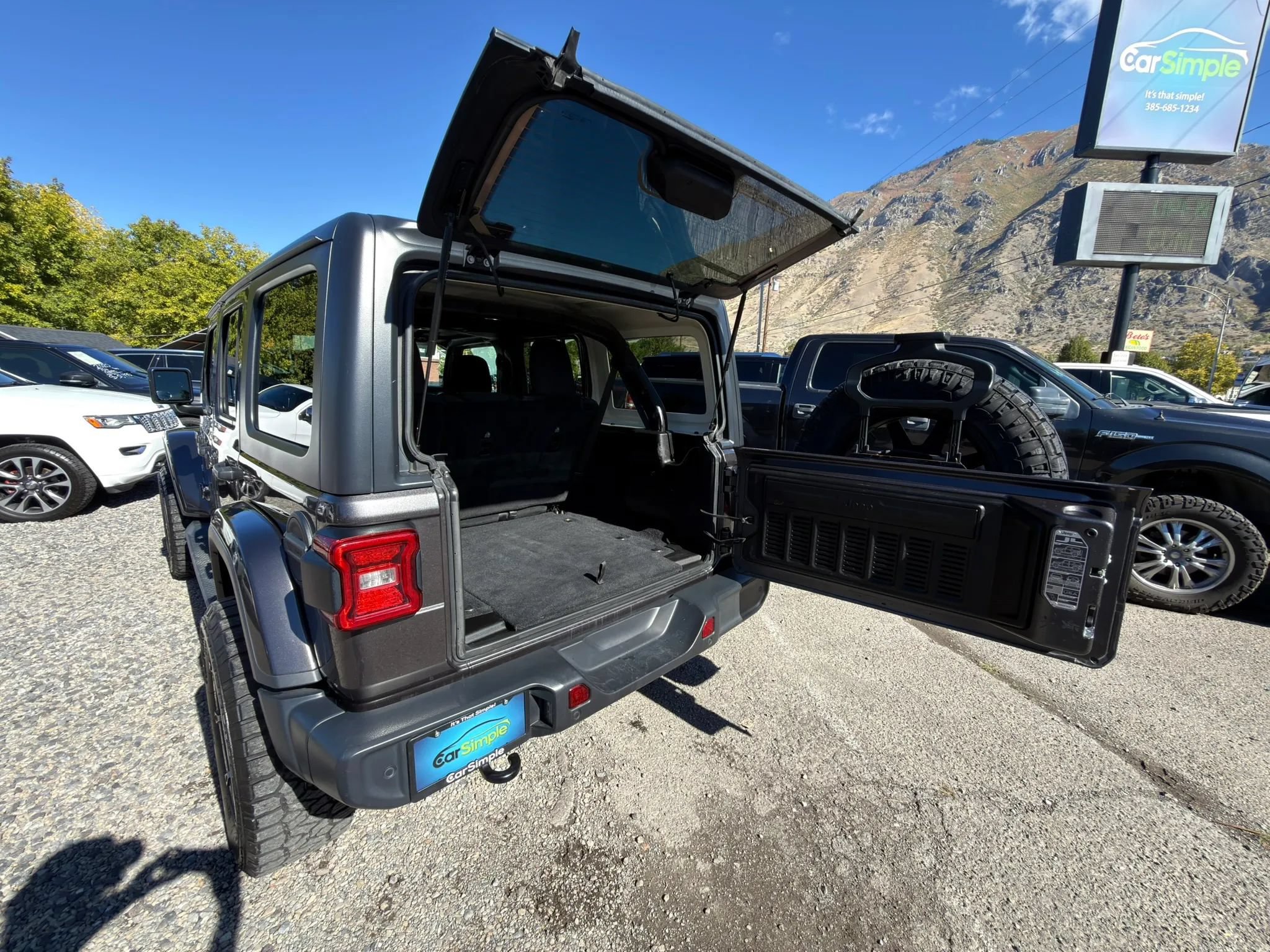 Used 2019 Jeep Wrangler Unlimited Sahara w/ Safety Group AWD/4WD image 23