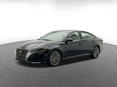 Used 2025 Nissan Altima 2.5 SV FWD image 3