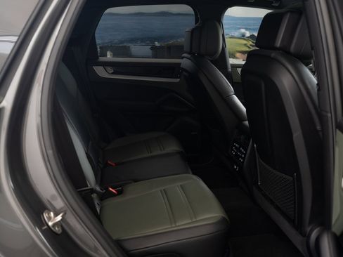 Used 2024 Porsche Cayenne image 33