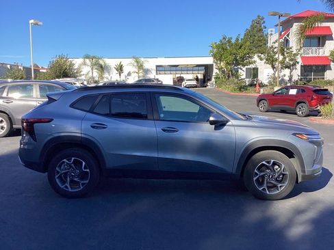 Used 2025 Chevrolet Trax LT w/ LT Convenience Package image 3