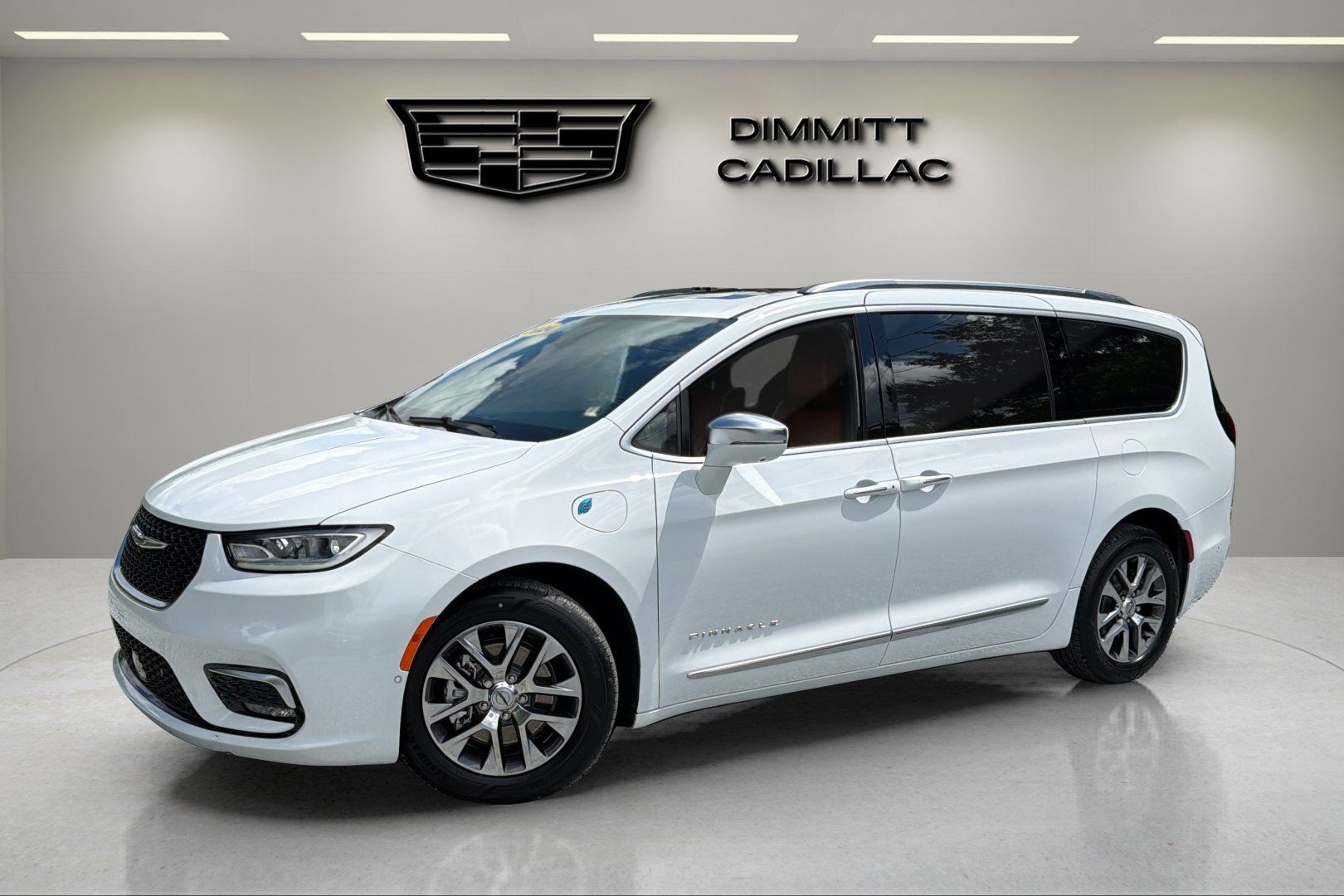Used 2024 Chrysler Pacifica Pinnacle FWD image 1