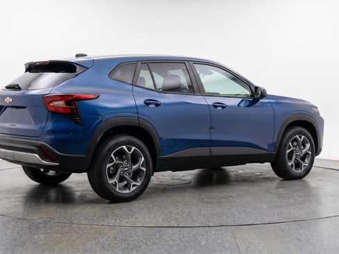 Used 2025 Chevrolet Trax LT FWD image 9