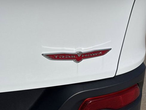 Used 2018 Jeep Cherokee Trailhawk image 5