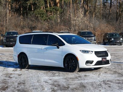 Used 2024 Chrysler Pacifica Limited w/ Uconnect Theater Family Group