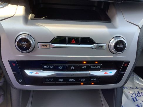 Used 2022 Ford Explorer XLT w/ Equipment Group 202A image 18