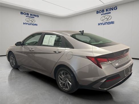 Certified 2024 Hyundai Elantra SEL FWD image 3