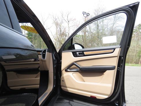 Used 2021 Porsche Cayenne Turbo AWD/4WD image 12