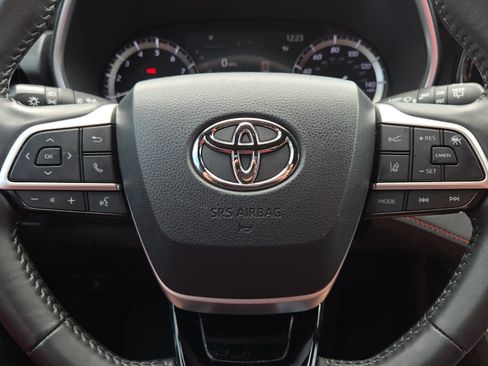 Used 2022 Toyota Highlander XSE FWD image 30