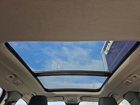 Certified 2023 Volvo XC40 B5 Ultimate w/ Climate Package image 23