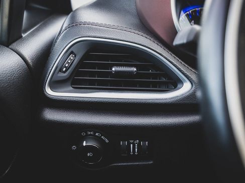 Used 2020 Chrysler Pacifica Limited FWD image 11