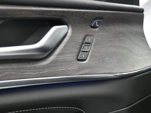 Used 2024 Jeep Grand Cherokee Overland w/ Luxury Tech Group IV image 39