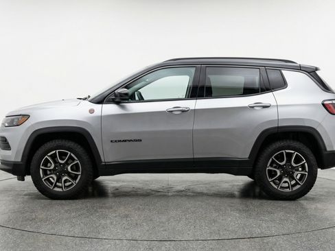 Used 2025 Jeep Compass Trailhawk image 5