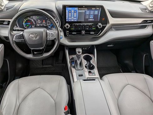 Used 2021 Toyota Highlander Limited image 19