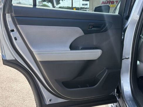 Used 2022 Toyota Highlander LE FWD image 33