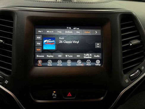Used 2020 Jeep Cherokee Latitude Plus w/ Cold Weather Group FWD image 18