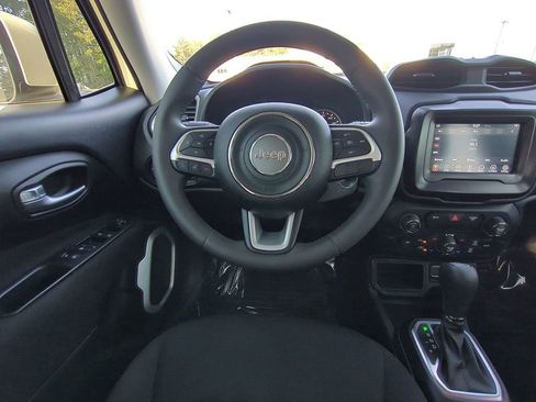 Used 2018 Jeep Renegade Latitude FWD image 16