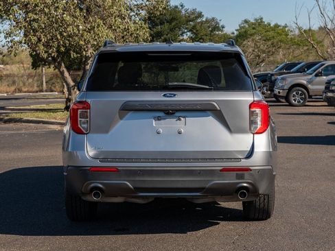Used 2022 Ford Explorer XLT w/ Equipment Group 202A image 4