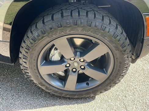 Used 2023 Land Rover Defender 130 X-Dynamic SE image 8