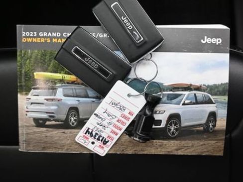 Used 2023 Jeep Grand Cherokee 4WD 4xe image 12