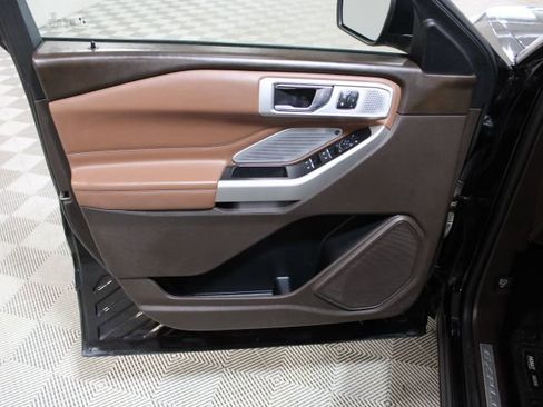 Used 2022 Ford Explorer King Ranch w/ Technology Package image 17