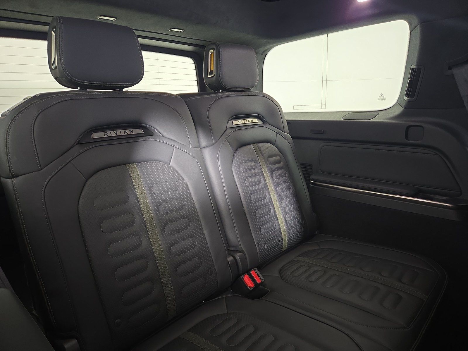 Used 2025 Rivian R1S Adventure Dual AWD/4WD image 25