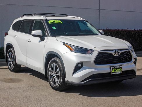 Used 2022 Toyota Highlander XLE image 3