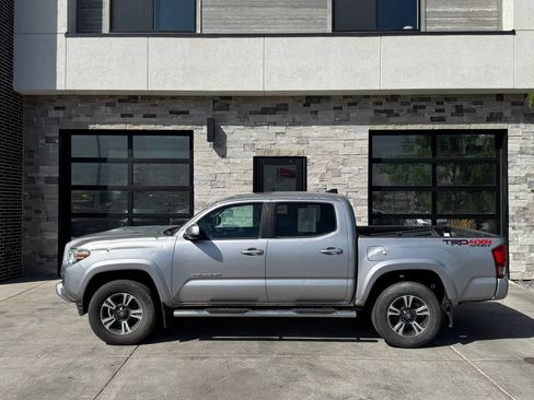 Used 2017 Toyota Tacoma TRD Sport AWD/4WD image 6