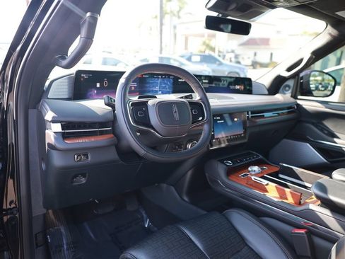 Used 2025 Lincoln Navigator Black Label AWD/4WD image 17