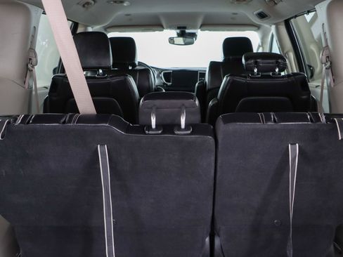 Used 2023 Chrysler Pacifica Touring-L image 30