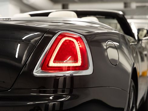Used 2017 Rolls-Royce Dawn RWD image 27
