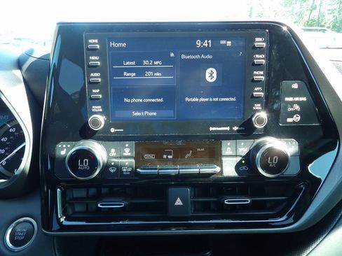 Used 2021 Toyota Highlander XLE FWD image 21
