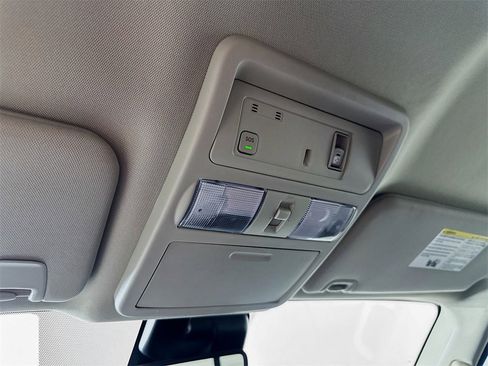 Used 2024 Nissan Titan SV w/ SV Convenience Package image 21