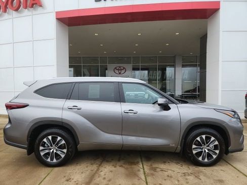 Used 2025 Toyota Highlander XLE image 3