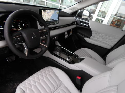 New 2026 Mitsubishi Outlander SEL image 13