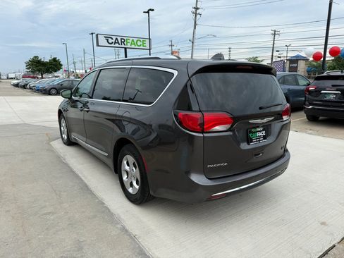 Used 2017 Chrysler Pacifica Touring-L Plus FWD image 9