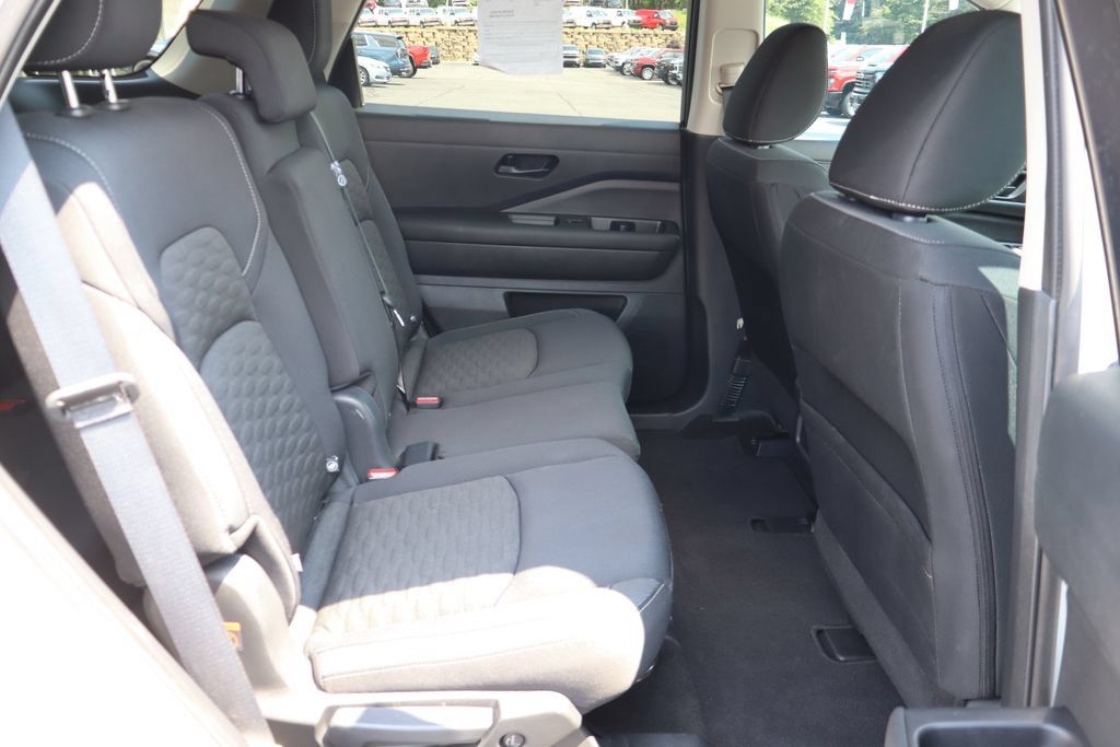 Used 2023 Nissan Pathfinder S AWD/4WD image 19