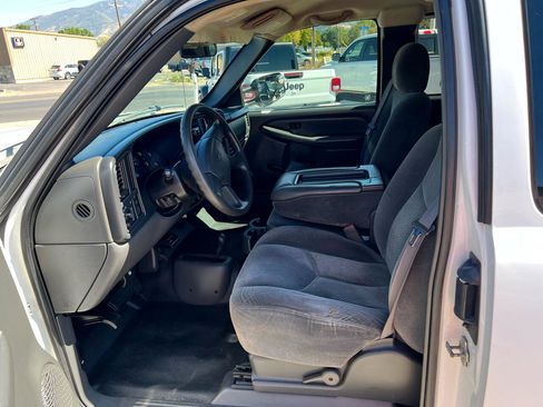 Used 2005 Chevrolet Silverado 3500 4x4 Extended Cab w/ Snow Plow Prep Package image 9