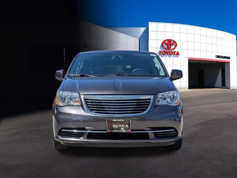Used 2015 Chrysler Town & Country LX FWD image 2