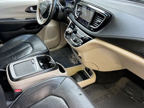 Used 2020 Chrysler Pacifica Limited image 18