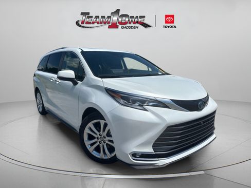 Used 2022 Toyota Sienna Platinum FWD image 1