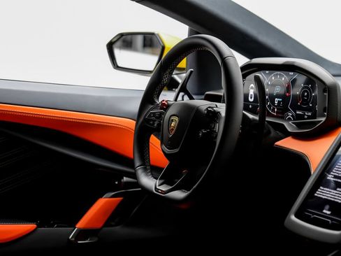Used 2025 Lamborghini Revuelto AWD/4WD image 15